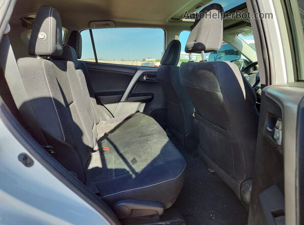2T3WFREV1HW320923 2017 TOYOTA RAV4 White უკანა სალონის ხედი