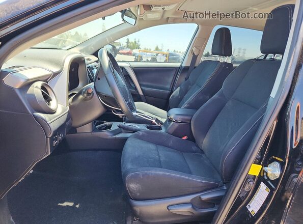2T3WFREV9HW385275 2017 TOYOTA RAV4 Черный Вид салона спереди