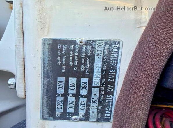 12034825 1967 MERCEDES-BENZ 250 White უკანა სალონის ხედი