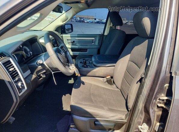 1C6RR6GG7KS698219 2019 RAM 1500 Gray Widok deski rozdzielczej