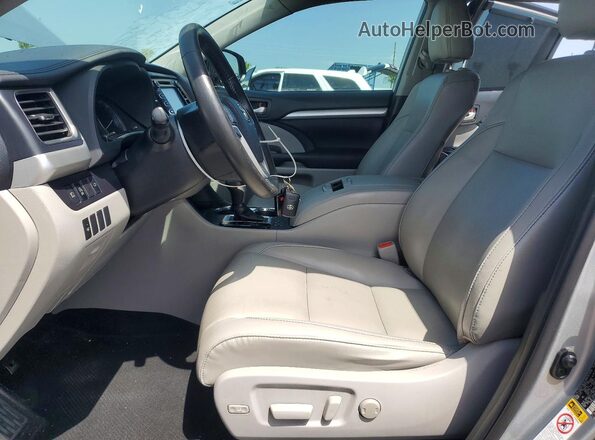 5TDKZRFH6KS352564 2019 TOYOTA HIGHLANDER Silver Widok deski rozdzielczej