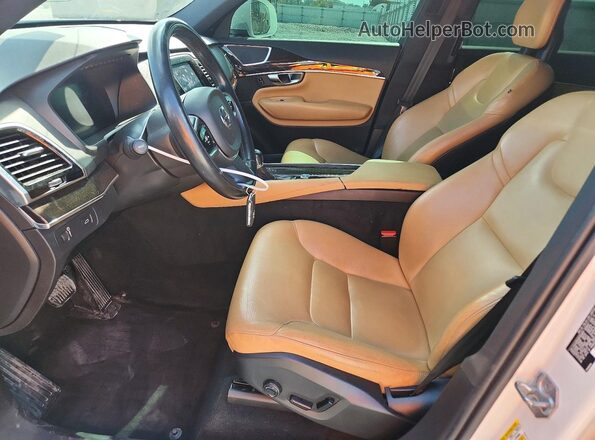 YV4A22PK6H1154829 2017 VOLVO XC90 White Dashboard view