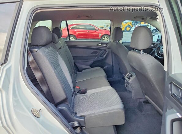 3VV1B7AX7JM066757 2018 VOLKSWAGEN TIGUAN White Vista del compartimento del motor