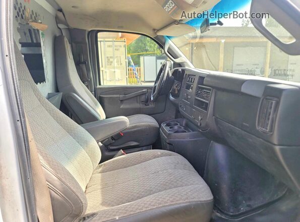 1GTW7AFF9H1122384 2017 GMC SAVANA White Вид ззаду