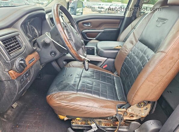 1N6BA1F4XGN515734 2016 NISSAN TITAN Черный Вид панели приборов