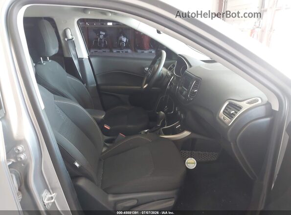 3C4NJCAB9JT405606 2018 JEEP COMPASS Серебряный Вид салона спереди