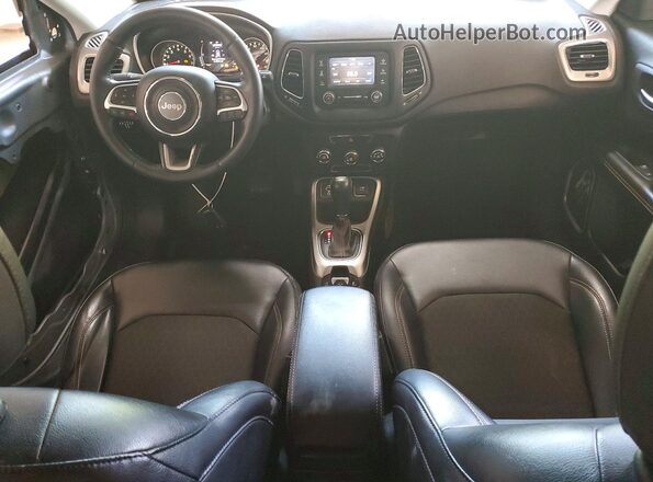 3C4NJCBB4HT605835 2017 JEEP COMPASS Silver Dashboard view