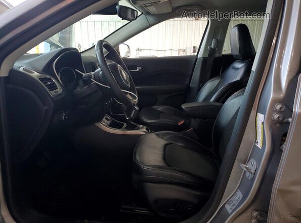 3C4NJCBB4HT605835 2017 JEEP COMPASS Silver Front interior view