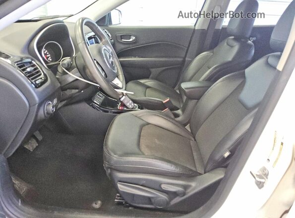 3C4NJCBB6KT802576 2019 JEEP COMPASS White Вид салону спереду