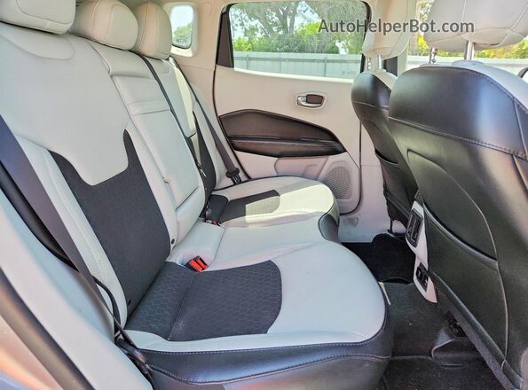 3C4NJCBBXKT743807 2019 JEEP COMPASS Silver Вид задніх сидінь