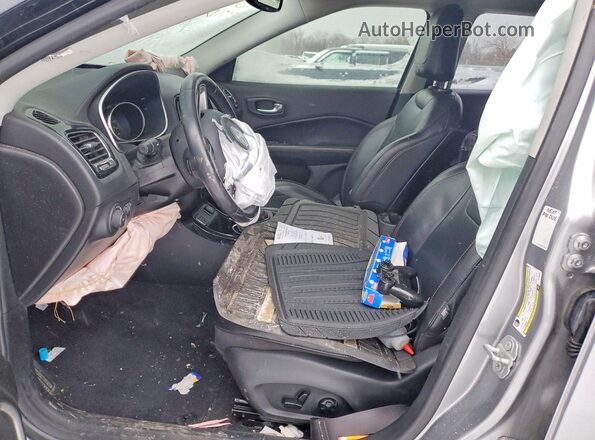 3C4NJCCB6KT755449 2019 JEEP COMPASS Серебряный Вид салона спереди