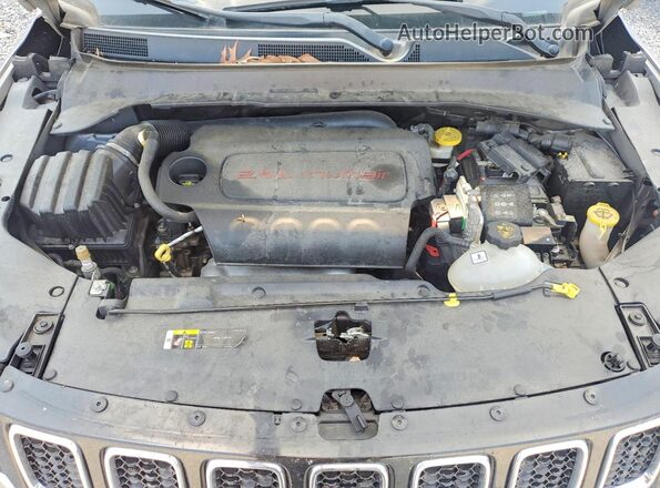 3C4NJCCB9JT406736 2018 JEEP COMPASS Gray Вид задньої частини салону