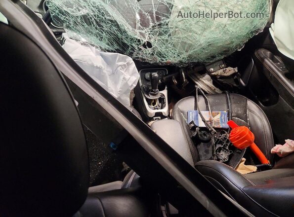 3C4NJDBB0JT239707 2018 JEEP COMPASS Silver Widok deski rozdzielczej