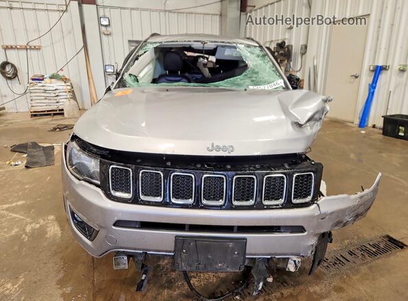3C4NJDBB0JT239707 2018 JEEP COMPASS Silver Widok z przodu