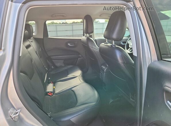 3C4NJDBB0MT592811 2021 JEEP COMPASS Серебряный Вид задней части салона