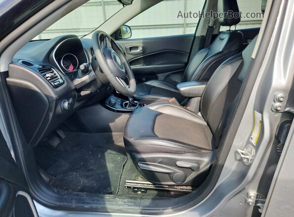 3C4NJDBB0MT592811 2021 JEEP COMPASS Серебряный Вид салона спереди