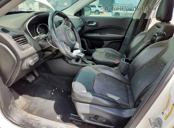 3C4NJDBB2JT394386 2018 JEEP COMPASS White Вид салону спереду