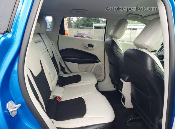 3C4NJDBB3JT252953 2018 JEEP COMPASS Blue Rear interior view