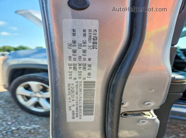3C4NJDBB4JT153154 2018 JEEP COMPASS Silver VIN კოდის სტიკერის ხედი