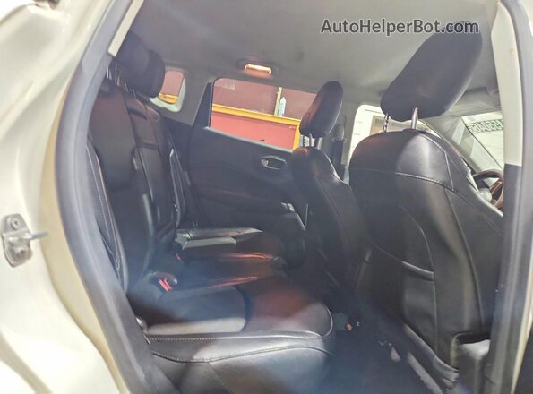 3C4NJDBB8KT847783 2019 JEEP COMPASS White Widok wnętrza z tyłu