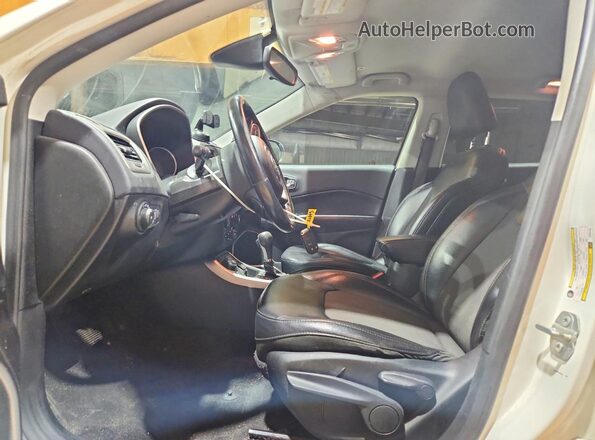 3C4NJDBB8KT847783 2019 JEEP COMPASS White Widok wnętrza z przodu