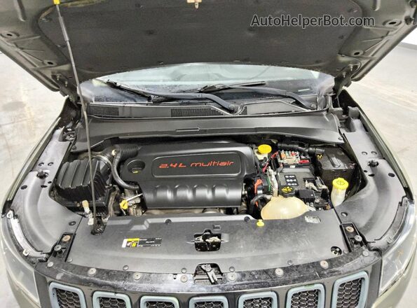 3C4NJDBBXHT672140 2017 JEEP COMPASS Green Vista del compartimento del motor