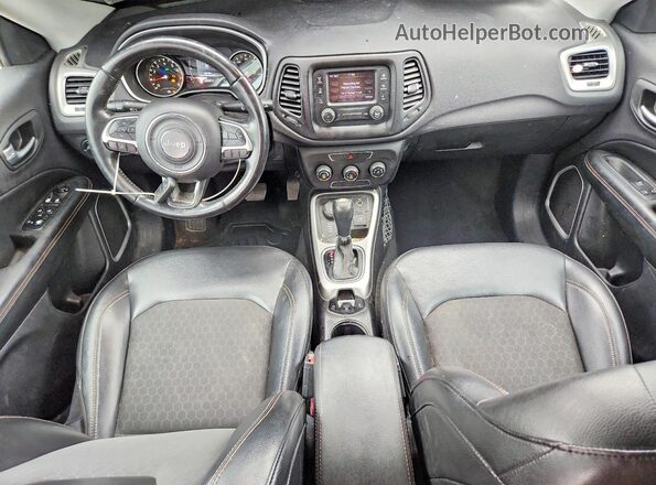 3C4NJDBBXJT161565 2018 JEEP COMPASS Черный Вид панели приборов