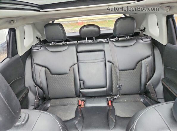 3C4NJDBBXJT161565 2018 JEEP COMPASS Черный Вид задних сидений