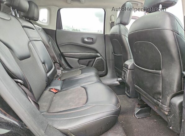 3C4NJDBBXJT161565 2018 JEEP COMPASS Черный Вид задней части салона