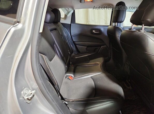 3C4NJDBBXMT504296 2021 JEEP COMPASS Silver Вид задньої частини салону