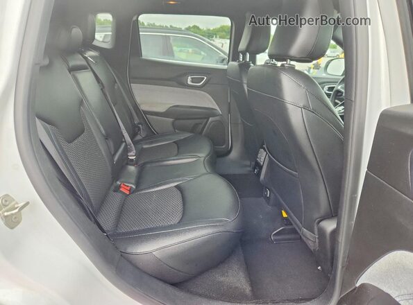 3C4NJDBN4RT606940 2024 JEEP COMPASS White Вид задньої частини салону