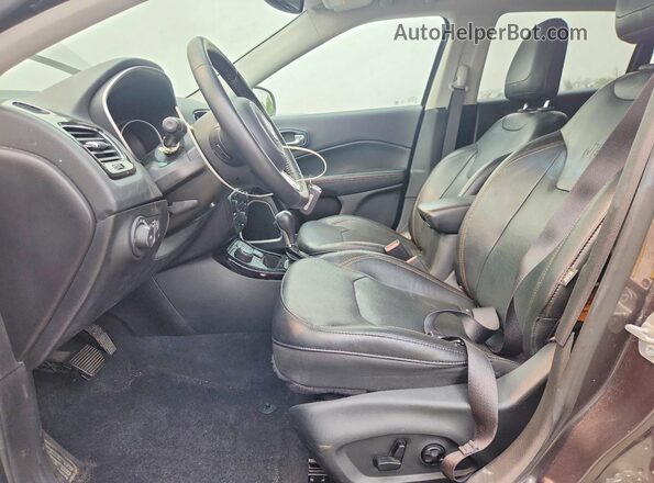 3C4NJDCB1KT683419 2019 JEEP COMPASS Gray Вид салону спереду