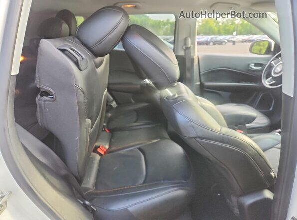 3C4NJDCB3LT239153 2020 JEEP COMPASS White Вид задньої частини салону