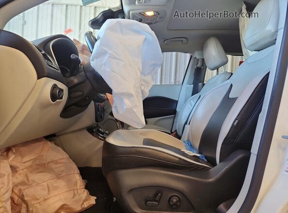 3C4NJDCB6MT519019 2021 JEEP COMPASS Белый Вид салона спереди