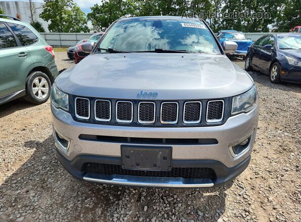 3C4NJDCB7JT222241 2018 JEEP COMPASS Silver Front view