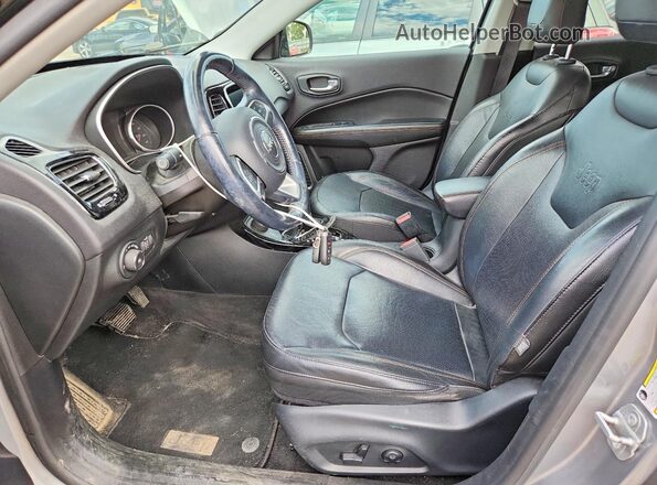 3C4NJDCB7JT222241 2018 JEEP COMPASS Silver Front interior view