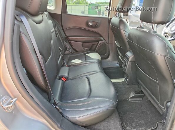 3C4NJDCB7JT222241 2018 JEEP COMPASS Silver Rear interior view