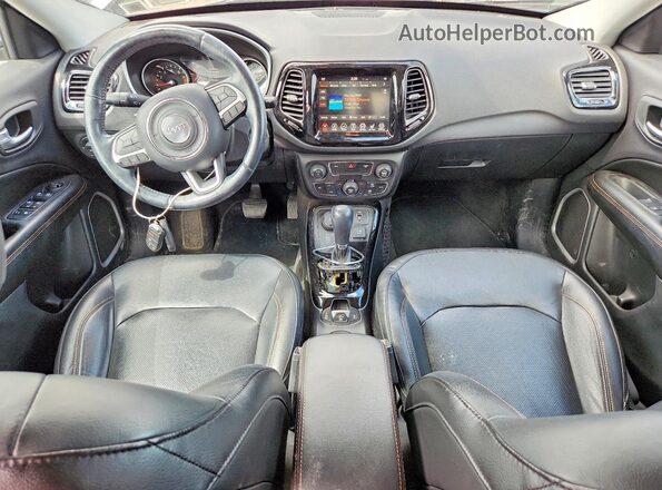 3C4NJDCB7JT222241 2018 JEEP COMPASS Silver Dashboard view