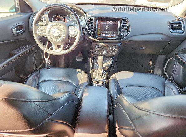 3C4NJDCB7KT746166 2019 JEEP COMPASS Зеленый Вид панели приборов