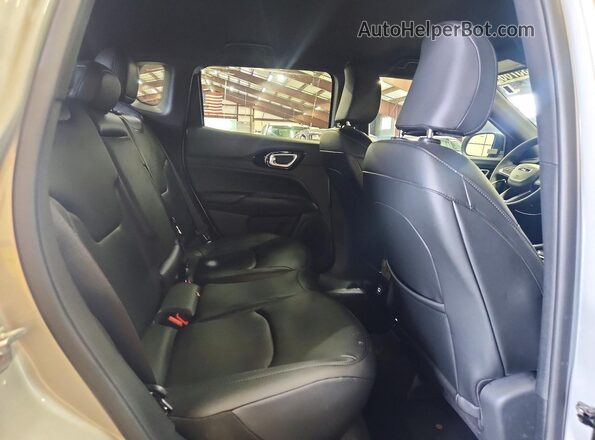 3C4NJDCN5TT280054 2026 JEEP COMPASS Silver Вид задньої частини салону