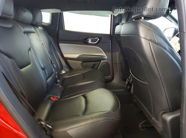 3C4NJDCN7RT596595 2024 JEEP COMPASS Красный Вид задней части салона