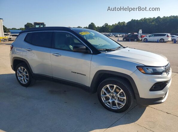 3C4NJDCNXST513411 2025 JEEP COMPASS Silver Передня права чверть