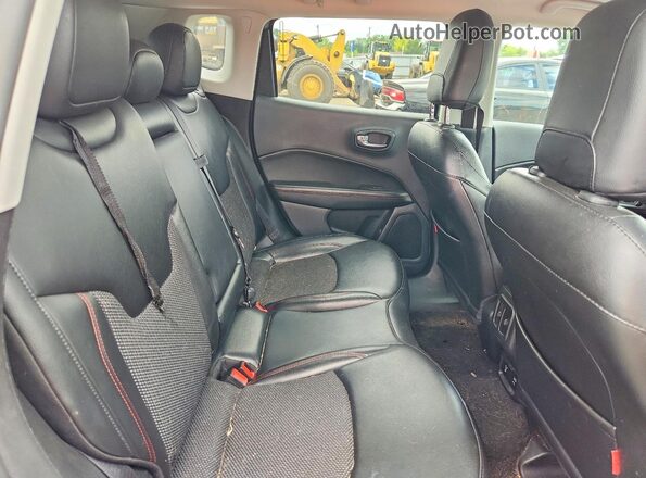 3C4NJDDB2MT571682 2021 JEEP COMPASS Silver უკანა სალონის ხედი