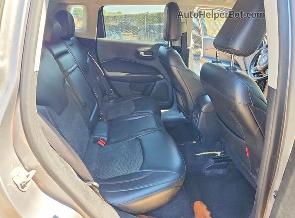 3C4NJDDB6JT199078 2018 JEEP COMPASS Gray Вид задньої частини салону