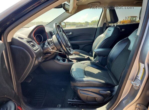 3C4NJDDB6JT199078 2018 JEEP COMPASS Gray Вид салону спереду
