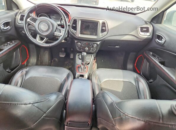3C4NJDDB6JT465523 2018 JEEP COMPASS Белый Вид панели приборов