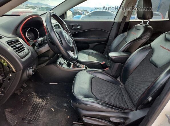 3C4NJDDB6JT465523 2018 JEEP COMPASS Белый Вид салона спереди