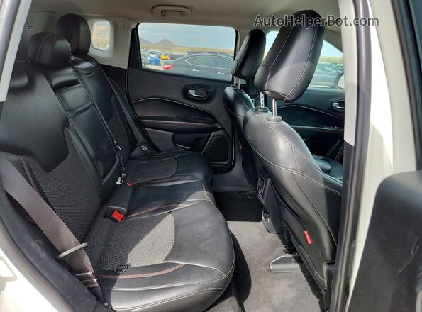 3C4NJDDB6JT465523 2018 JEEP COMPASS Белый Вид задних сидений