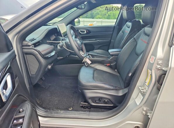 3C4NJDDN2TT176457 2026 JEEP COMPASS Silver Widok wnętrza z przodu