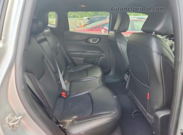 3C4NJDDN2TT176457 2026 JEEP COMPASS Silver Widok wnętrza z tyłu
